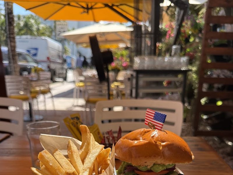 American Bistro🍔 American Restaurant Miami Beach exterior